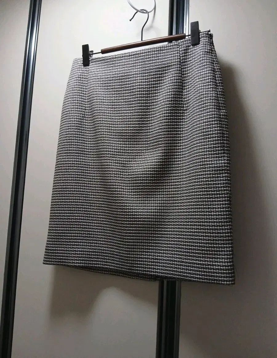 新品) LINE어디션 CHECK Hライン スカート