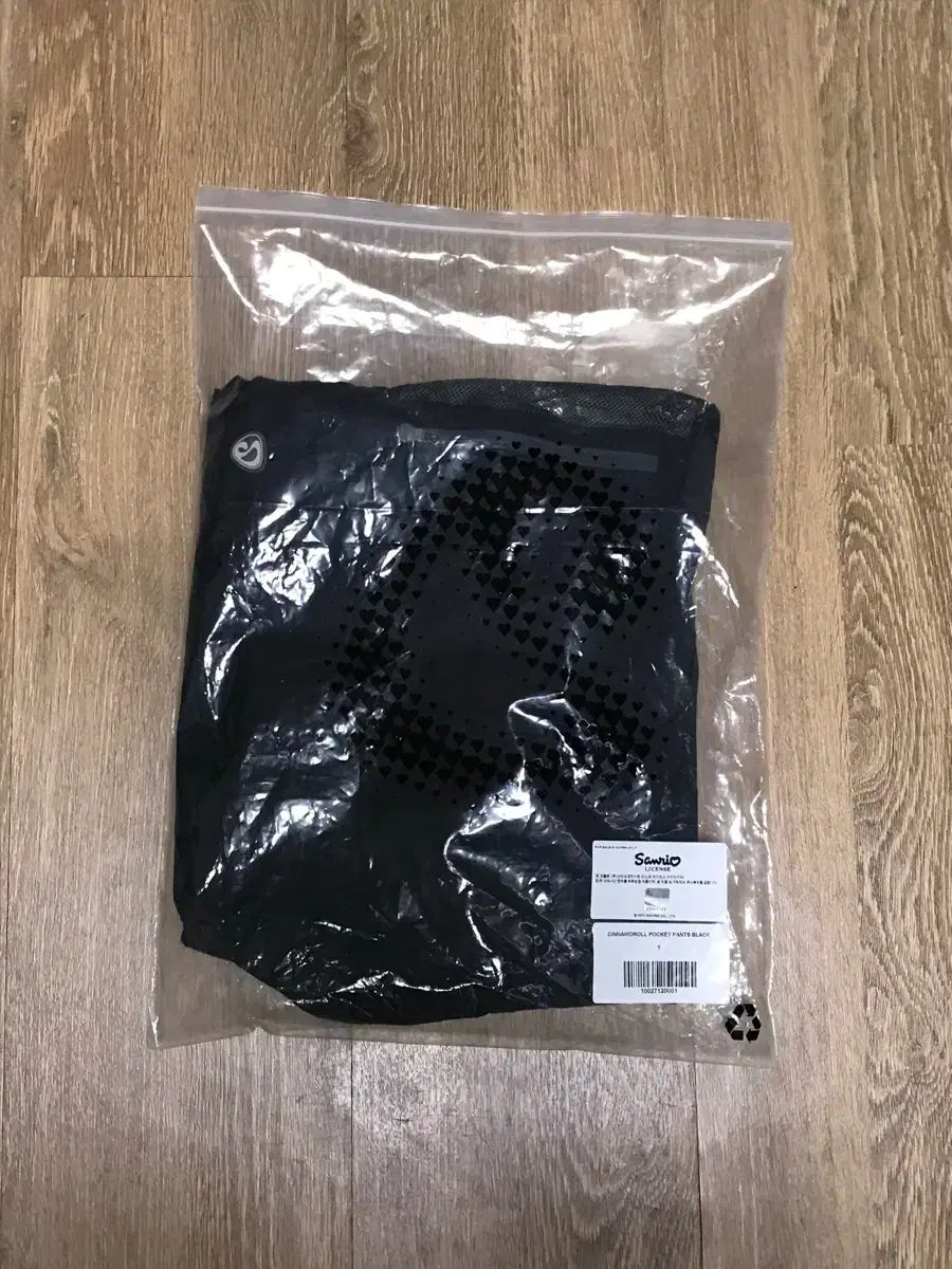 コイッセイオ CINNAMOROLL POCKET PANTS BLACK