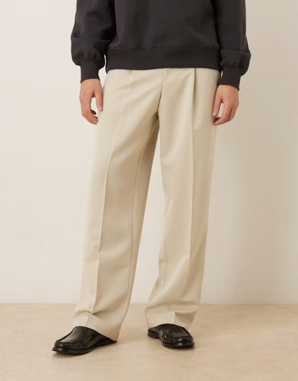 エイソス メンズ ボトムス カジュアルパンツ ワイドレッグ プリーツ ASOS DESIGN smart wide leg pleated pants with exposed button in ecru エクリュ