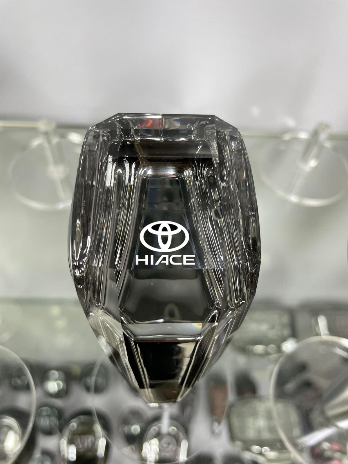 ククリスタルハイエース HIACE （2004-2024）シフトギアクリスタル アップグレード LED イルミネーション タッチセンサー 7色 点灯 ギアスティックシフトノブ ギアノブ カーシフターヘッド シフトノブ カバー M8 汎用 エッジプレー ...