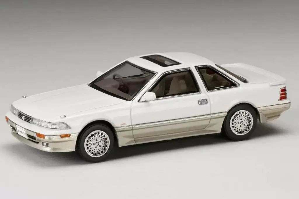 【新品】ミニカー 1/43 トヨタ ソアラ 3000 TWINCAM 24 GT-LIMITED AIR SUSPENSION (MZ21) 1988(クリスタルホワイトトーニング II) [HJD432001CW]
