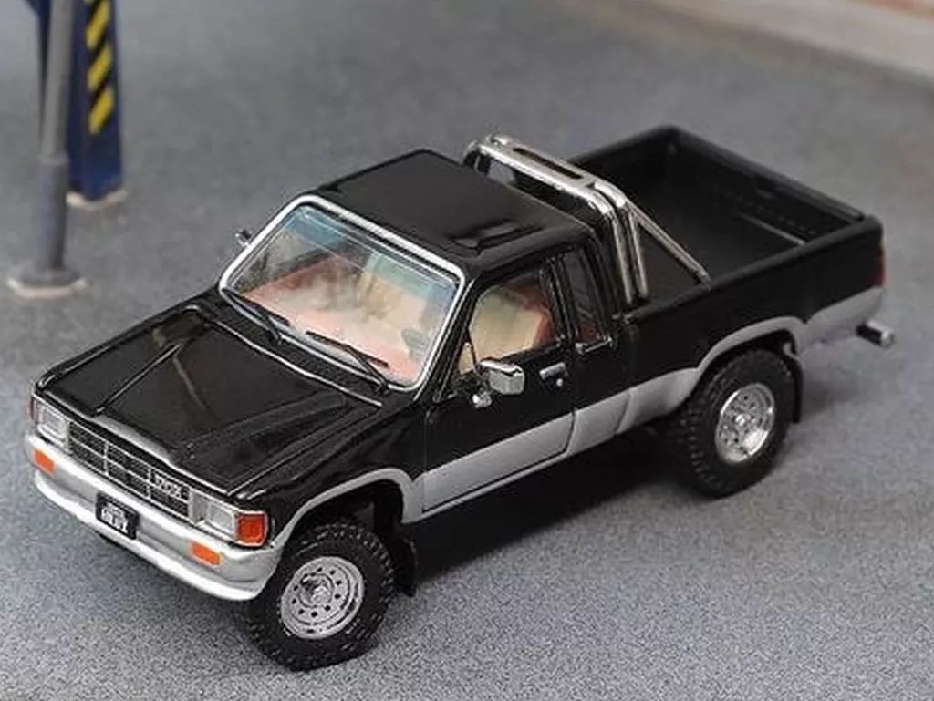 【新品】ミニカー 1/64 Toyota Hilux SR5 XTRA Cab 1985 LHD(ブラック×シルバー) [KS062-515]