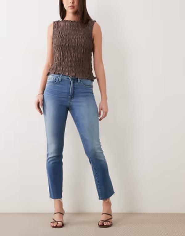 グッドアメリカン レディース ボトムス デニムパンツ クロップド ジーンズ Good American Softech Good Legs frayed hem cropped straight jeans in mid blue wash MID BLUE