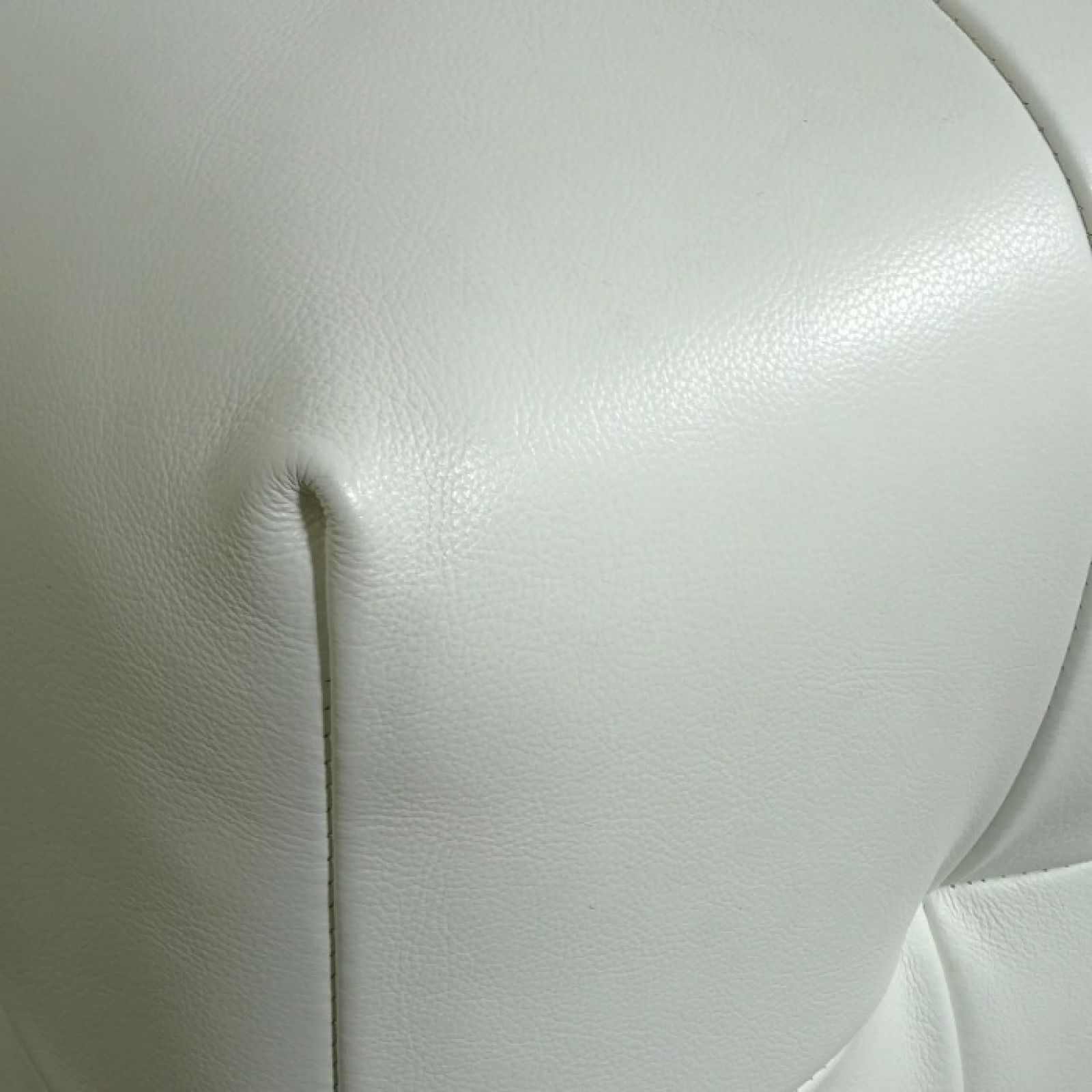 2台まとめて購入　②　IDC　大塚家具　本革　レザー　オットマン　ホワイト IDC大塚家具】オースチン 総革 オットマン ソフトタイプ 出張買取 東京