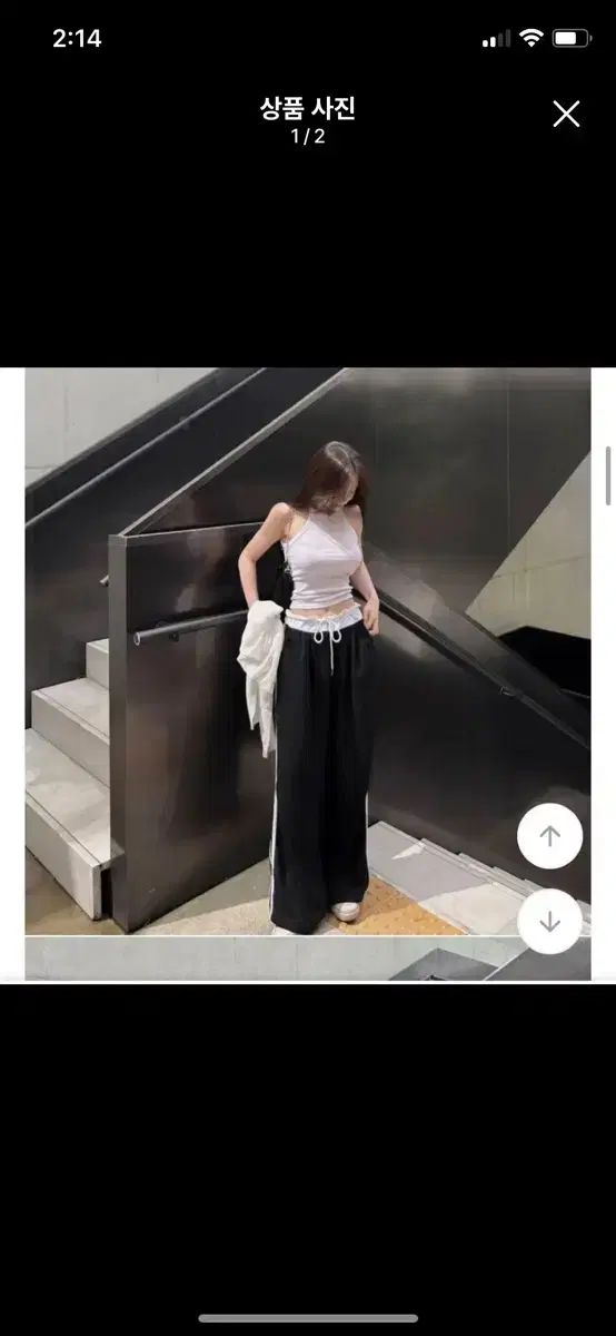 白クロップド ノースリーブ + 黒サイドライン ワイドパンツ