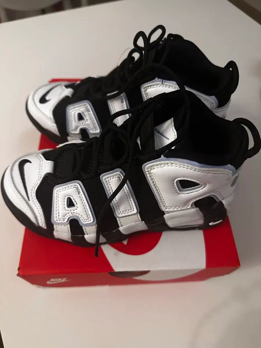 新品 210 NIKE エア モア アップテンポ 白黒