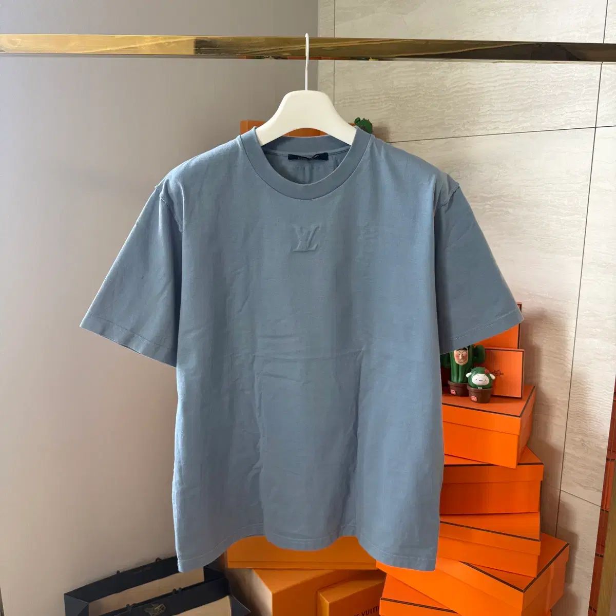 XXLサイズ ルイヴィトン エンボス ロゴ Tシャツ