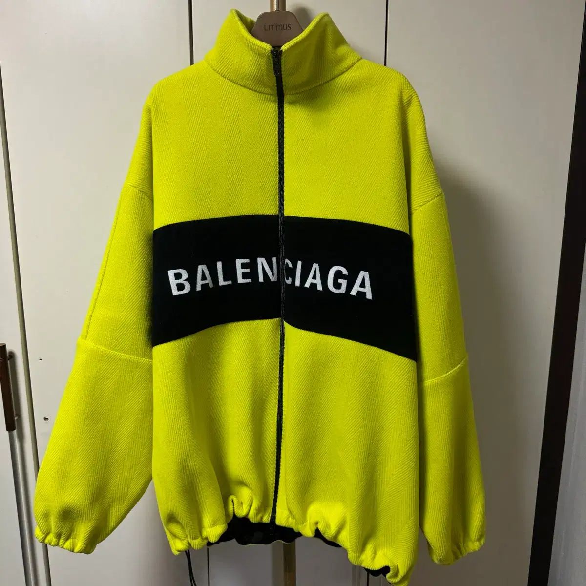 バレンシアガ ネオン フリース ジップアップ (オーバーサイズ)