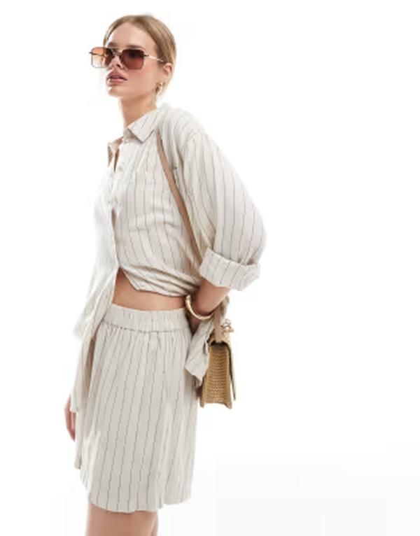 ピーシーズ レディース ボトムス ハーフパンツ・ショーツ ショートパンツ リネン Pieces linen touch shorts in birch cream and black stripe part of a set Mono stripe ストライプ