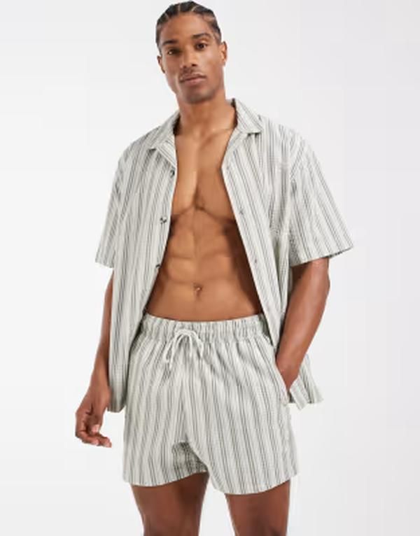 エイソス メンズ 水着 ハーフパンツ・ショーツ ショートパンツ ASOS DESIGN seersucker striped swim shorts in short length in sage green part of a set SAGE GREEN