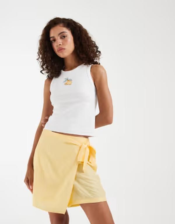 ヴェロモーダ レディース ボトムスカート Vero Moda crinkle textured woven tie front skort in golden yellow Golden haze イエロー