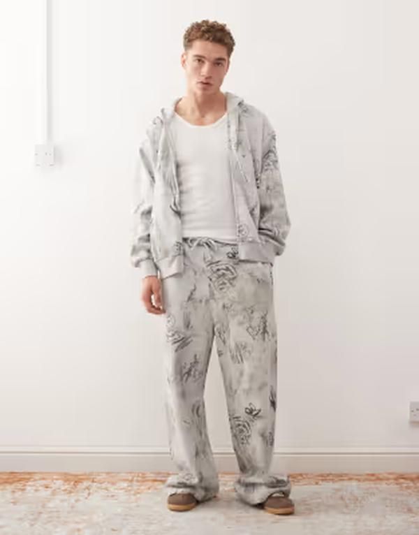 ウィークデイ メンズ ボトムス カジュアルパンツ ワイドレッグ プリント スウェットパンツ グラフィック Weekday wide leg sweatpants with scribble graphic print in heather gray part