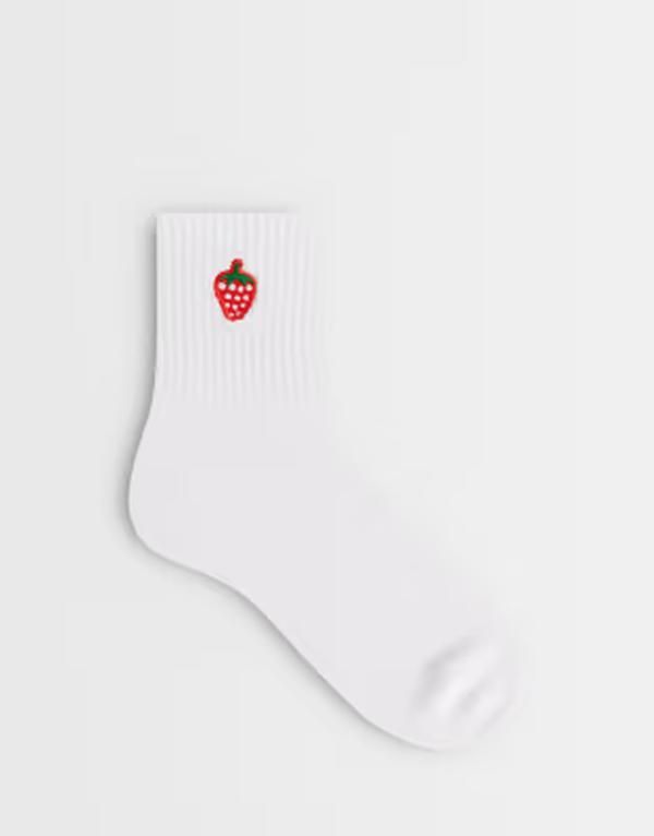 ピーシーズ レディース アンダーウェア 靴下 刺繍 アンクル Piecestrawberry embroidered ankle sockstrawberry ホワイト