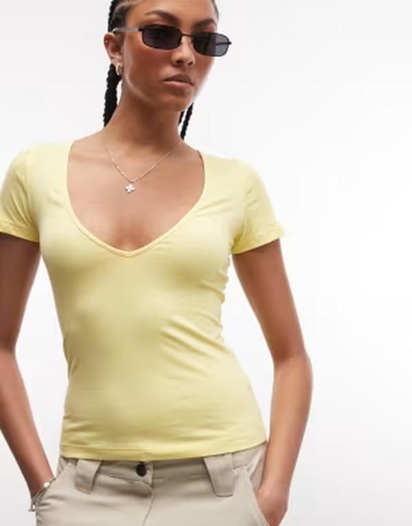 モンキ レディース トップス Tシャツ スリムフィット Vネック Monki vneck slim fitshirt in yellow イエロー