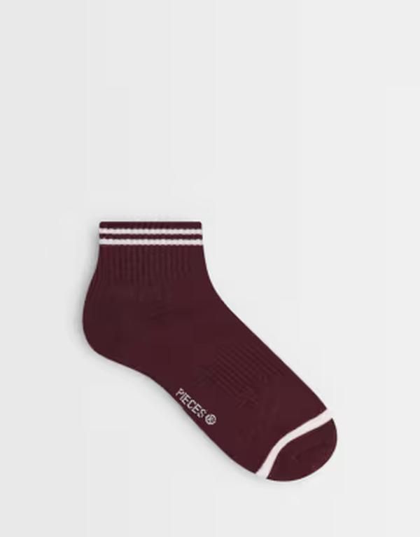ピーシーズ レディース アンダーウェア 靴下 PIECESporty stripes glitter socks Winetasting バーガンディ