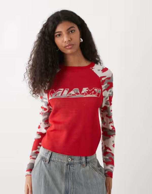コルージョン レディース トップス Tシャツ コントラスト ニット COLLUSION miami knit raglan top with camo contrast sleeves Red camo レッド