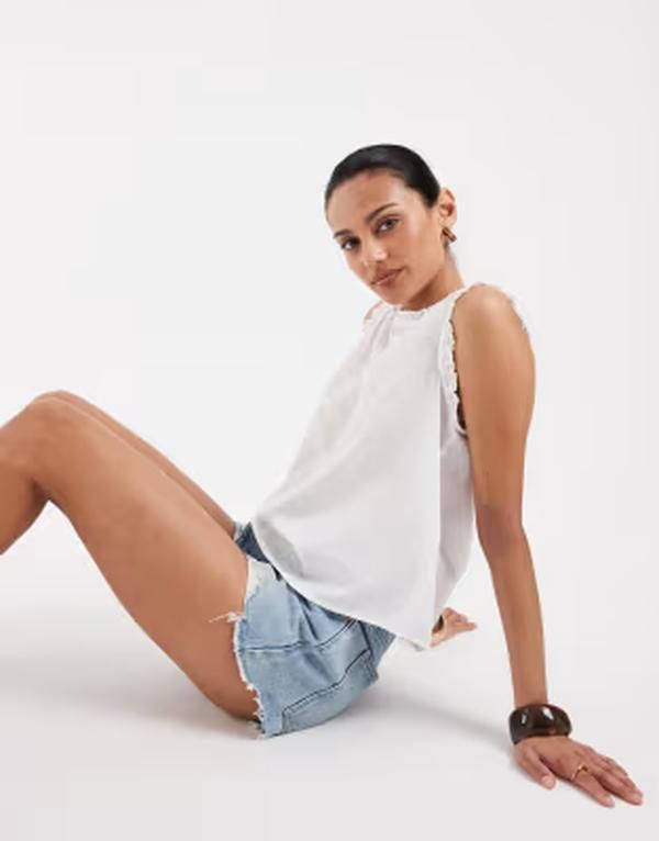 ヴェロモーダ レディース トップス ベスト フリル ノースリーブ Vero Moda textured ruffle trim sleeveless top Snowhite ホワイト