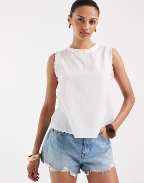 ヴェロモーダ レディース トップス ベスト フリル ノースリーブ Vero Moda textured ruffle trim sleeveless top Snowhite ホワイト