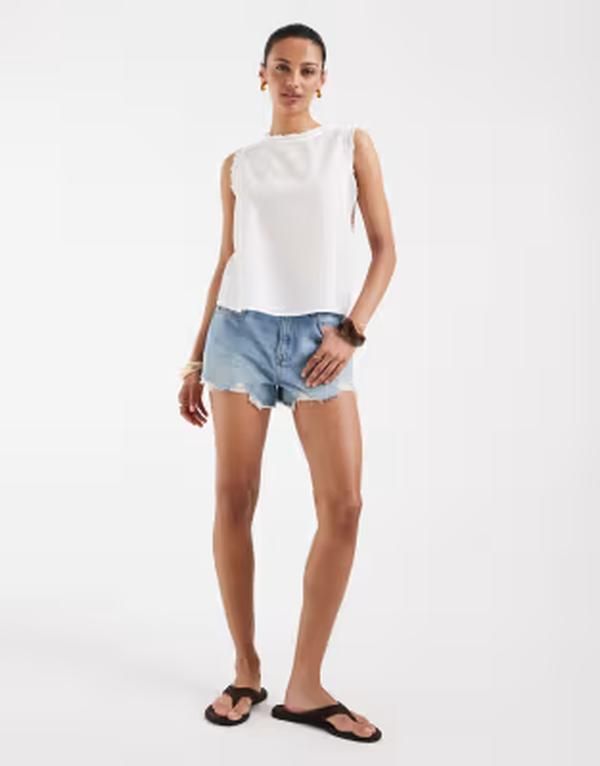 ヴェロモーダ レディース トップス ベスト フリル ノースリーブ Vero Moda textured ruffle trim sleeveless top Snowhite ホワイト