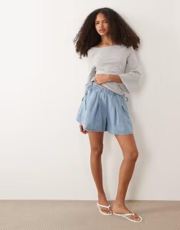 ミスセルフフリッジ レディース ボトムス ハーフパンツ・ショーツ ショートパンツ Misselfridge flared shorts with bow detail in mid blue wash Mid Wash ブルー