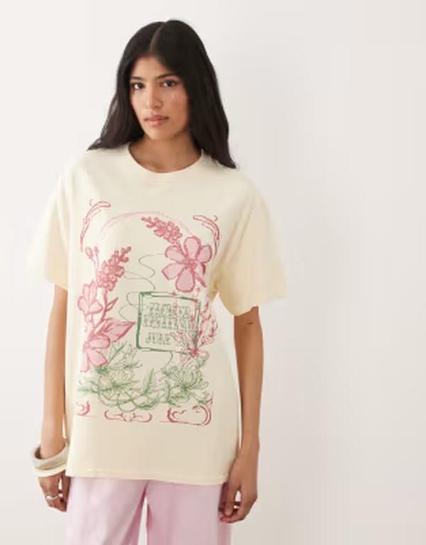 ミスセルフフリッジ レディース トップス Tシャツ グラフィック Misselfridge oversized Tshirt with flower festival graphic in buttermilk
