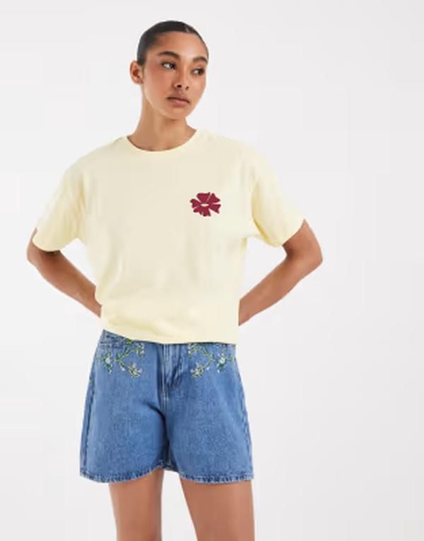 ピーシーズ レディース ボトムス ハーフパンツ・ショーツ フラワー柄 ショートパンツ 刺繍 デニム フラワー PIECES floral embroideredenim shorts in medium Blue ブルー