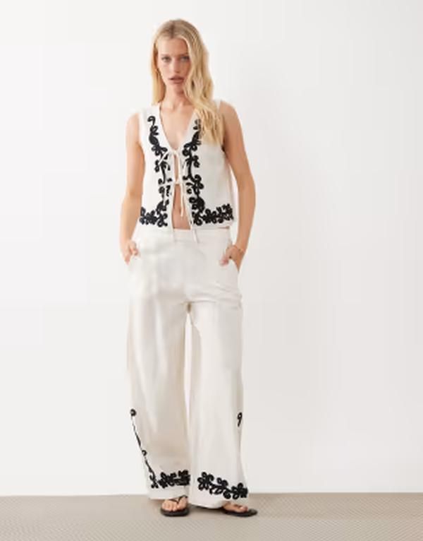 ヴィラ レディース ボトムス カジュアルパンツ ワイドレッグ 刺繍 VILA embroidered wide leg pants in super light heather part of a set Super light ヘザー 18,855円