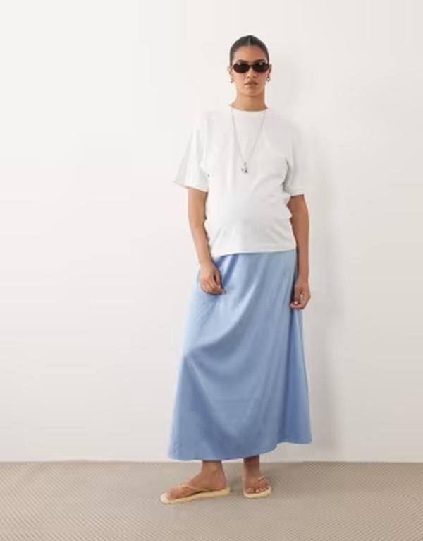 ママライシアス レディース ボトムスカート ミディ サテン マタニティ Mamalicious Mamalicious Maternity overthebump satin midi skirt in brunnera blue ブルー