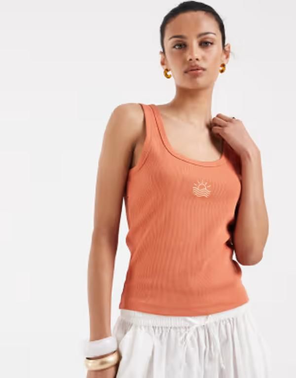 ヴェロモーダ レディース トップス ベスト リブ 刺繍 グラフィック Vero Moda scoop neck ribbed tank top with sun embroidered graphic in orange Langoustino SUNSET