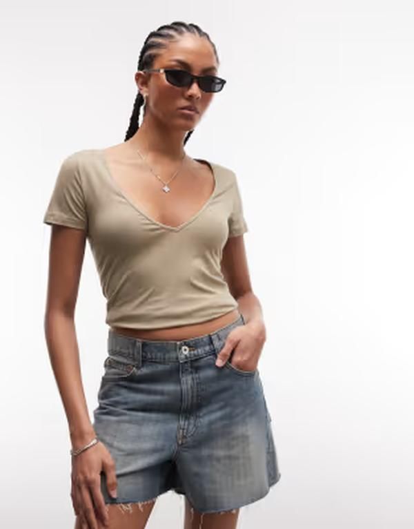 モンキ レディース トップス Tシャツ スリムフィット Vネック Monki vneck slim fitshirt in olive Green グリーン