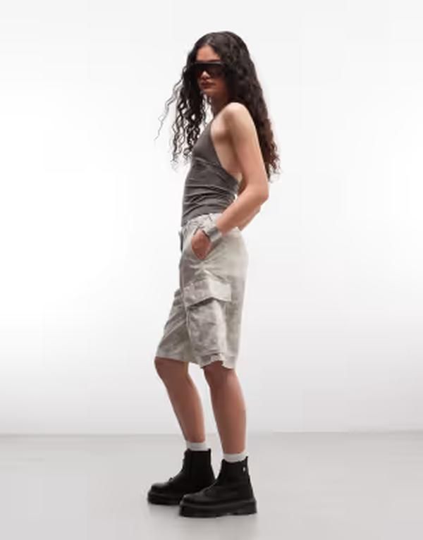 ウィークデイ レディース ボトムス ハーフパンツ・ショーツ プリント ショートパンツ Weekday bermuda cargo shorts camo print Beige camo ベージュ