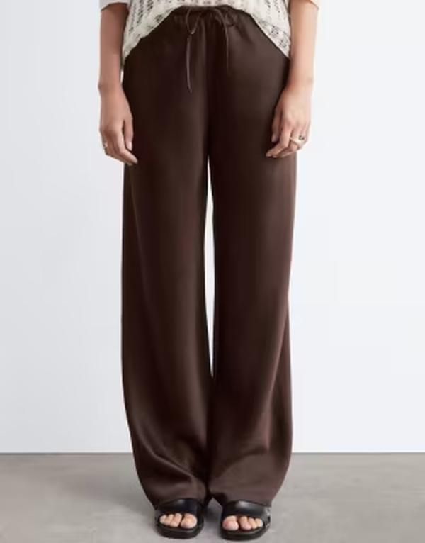 アンドアザーストーリーズ レディース ボトムス カジュアルパンツ ワイドレッグ サテン Other Stories wide leg satin pants in chocolate BROWN ブラウン