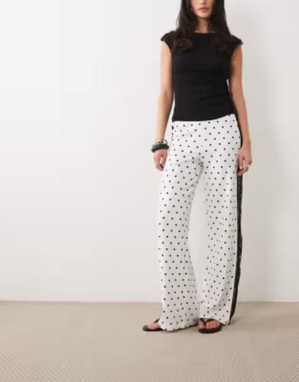 エイソス レディース ボトムス カジュアルパンツ ドット柄 ワイドレッグ ドット プリント レース ASOS DESIGN wide leg pants with lace side panel in polka dot print Polka dot pri