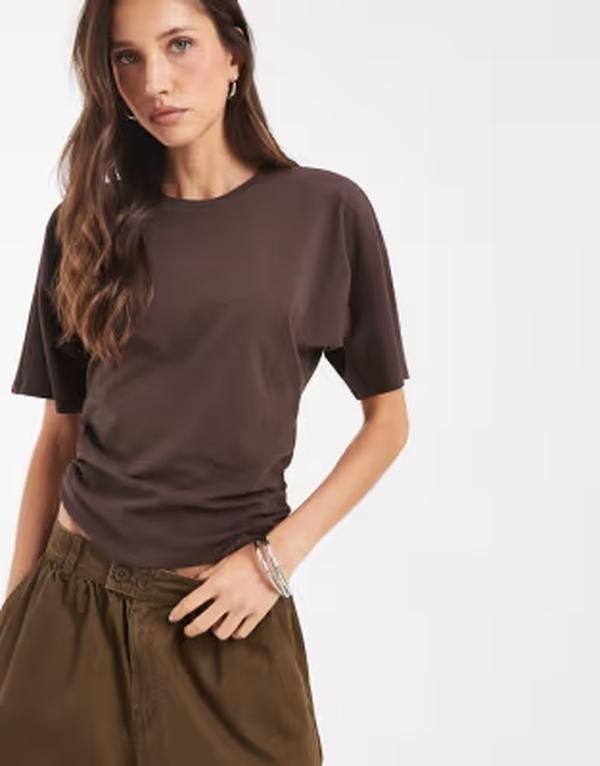 ピーシーズ レディース トップス Tシャツ ギャザー PIECES ruched cinch waistshirt in chocolate Hot fudge ブラウン