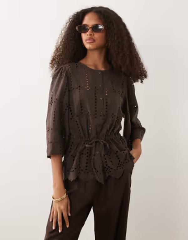 ジェイディーワイ レディース トップス シャツ JDY eyelet detailing short sleeve shirt in chocolate BROWN ブラウン