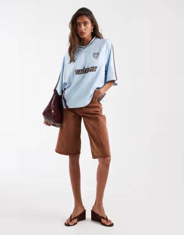 エイソス レディース トップス Tシャツ Vネック グラフィック ASOS DESIGN oversized v neck soccer Tshirt with graphic in baby blue and chocolate BLUE ブルー