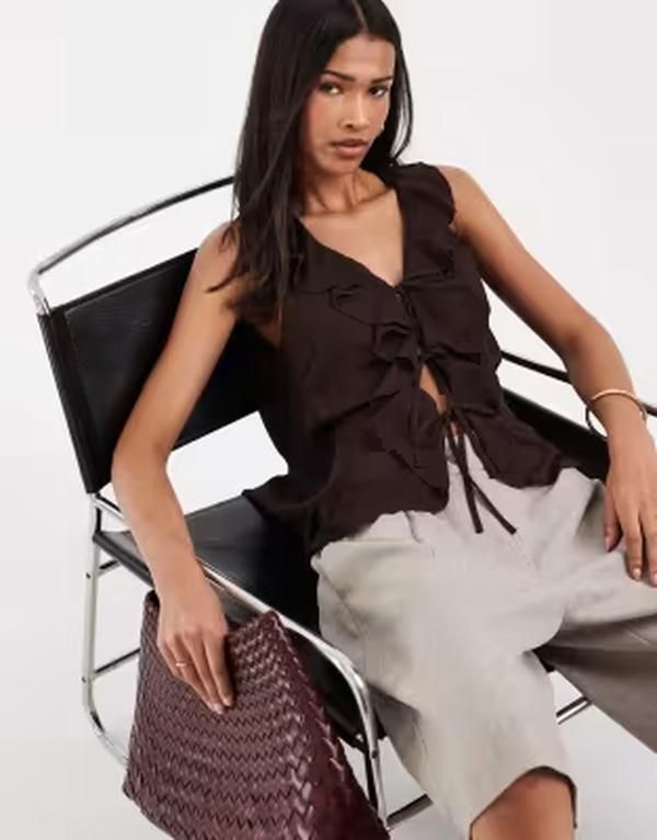 オンリー レディース トップス Tシャツ フリル ONLY ruffles detail tie frontop in chocolate BROWN ブラウン