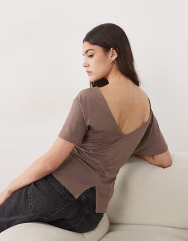 エイソス レディース トップス Tシャツ ASOS DESIGN cinch waist angle sleeve tee with v back detail BROWN ブラウン