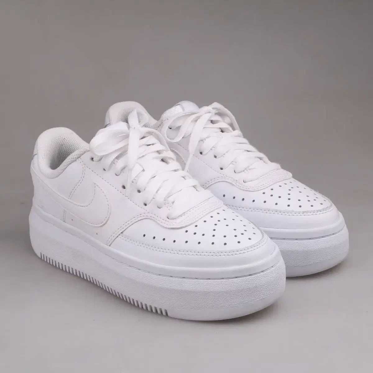 NIKE ウィメンズ コート ビジョン アルタ 厚底 スニーカー 出品 (235)6514 5,636円