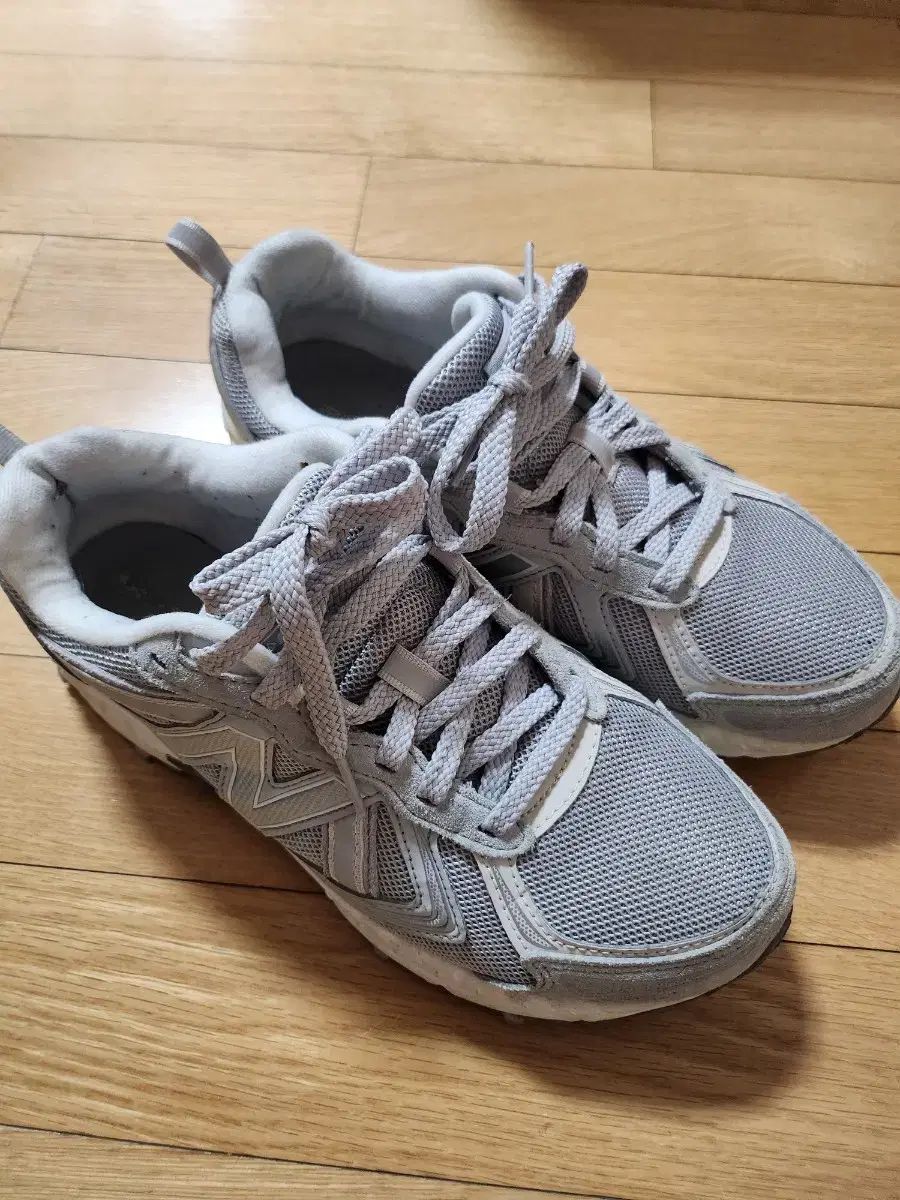 ニューバランス グレー スニーカー 4,976円