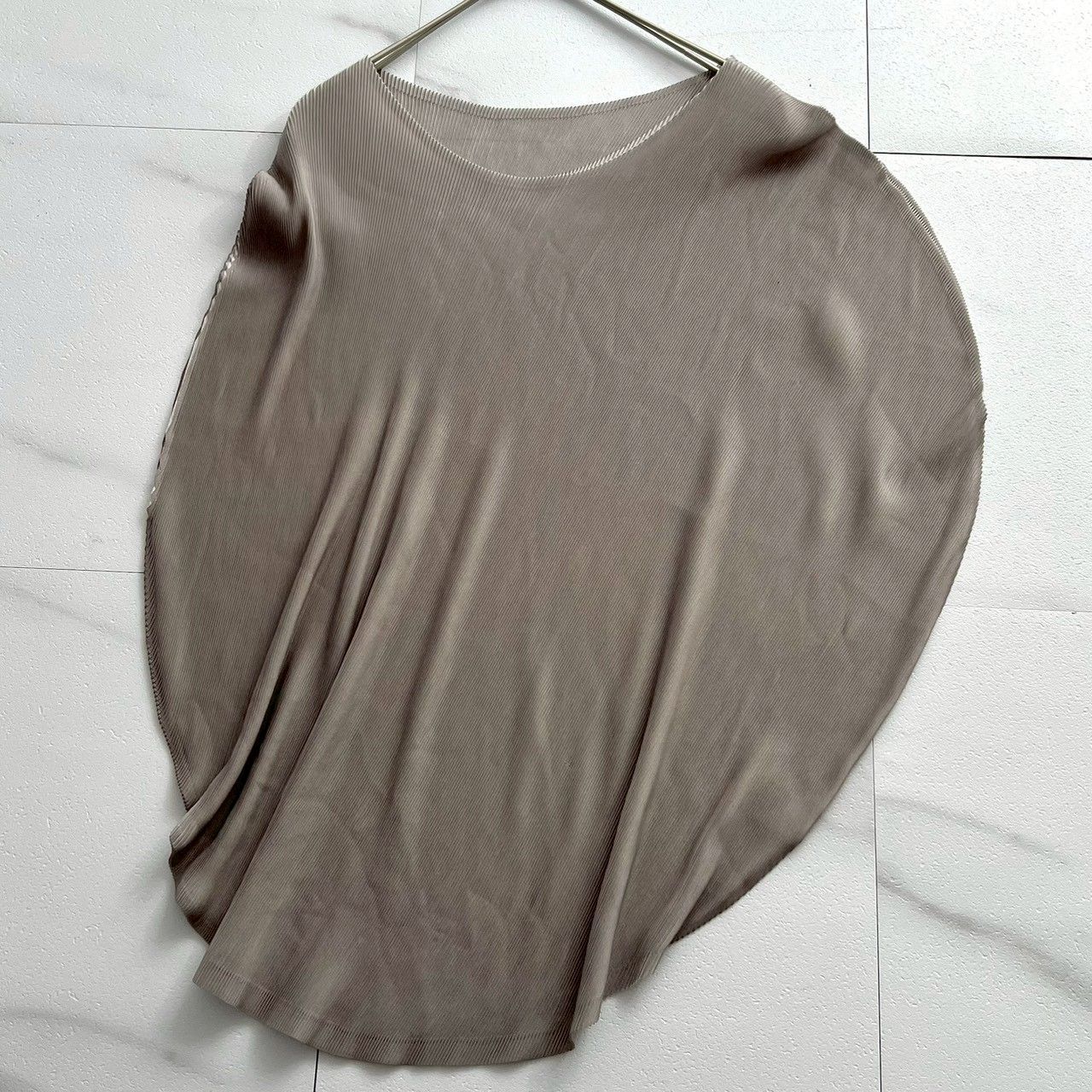 激レア✨PLEATS PLEASE ISSEY MIYAKE プリーツプリーズイッセイミヤケ 変形 ポンチョ風トップス オーバーサイズ 無地 クルーネック グレー フリーサイズ 日本製 三宅一生