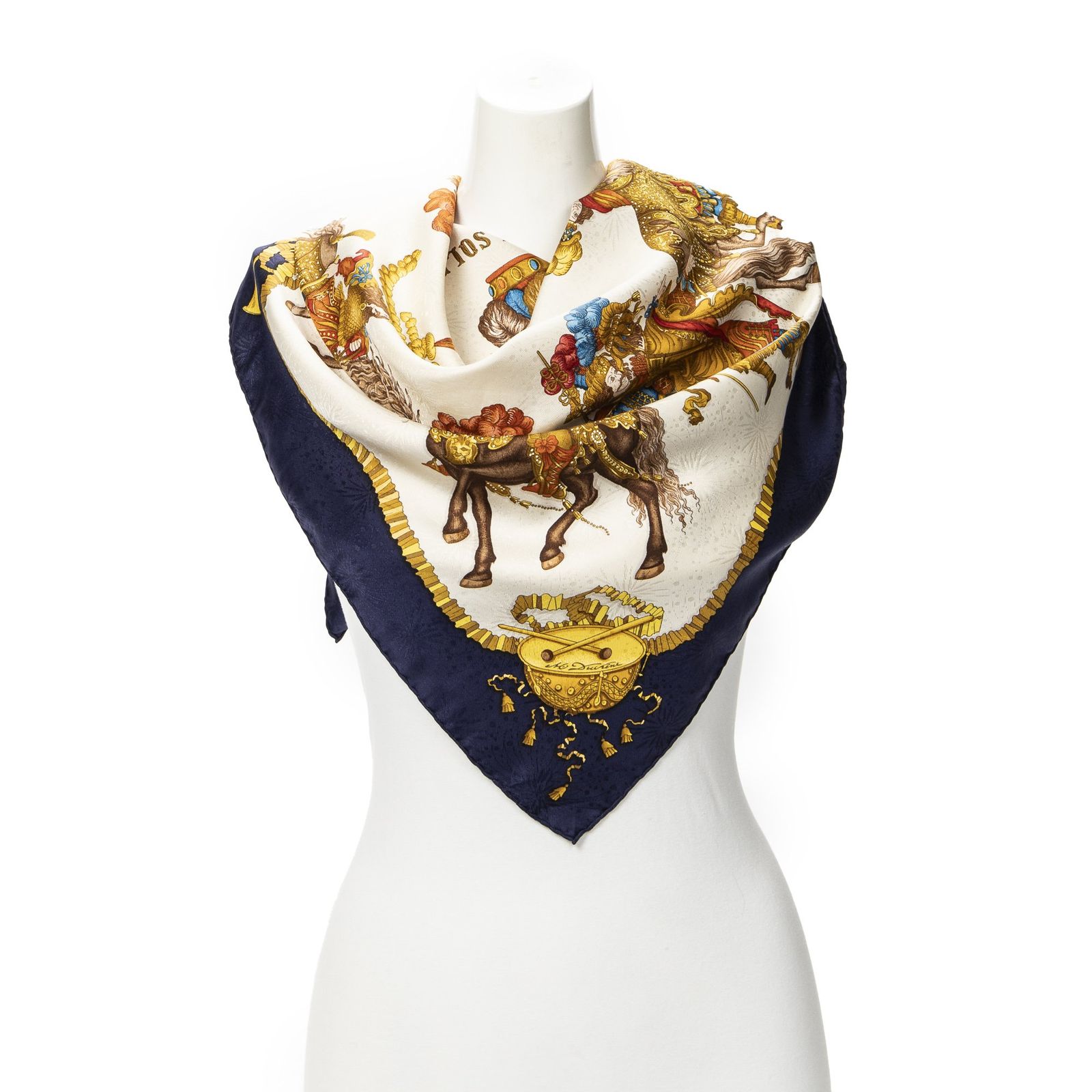 [中古] HERMES エルメススカーフネイビー、ベージュ、金100% ジャカードシルクA