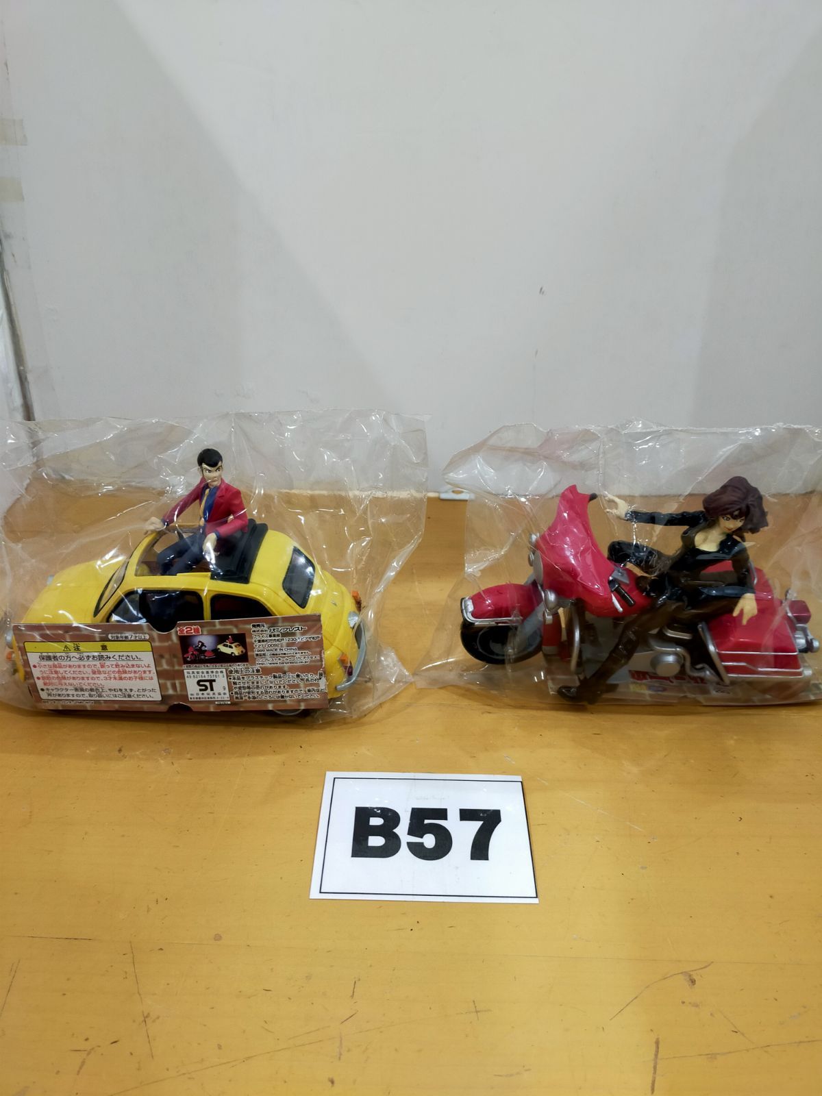 B57 ルパン三世フィギュア・フィアット オープンカー&峰不二子フィギュア ハーレーダビッドソン 2体セット