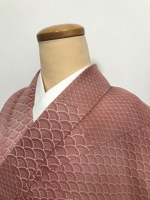 【中古】Mサイズ 小紋 化繊 曙色地に青海波模様