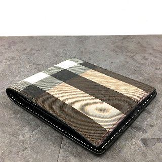 未使用品 BURBERRY 二つ折り財布 バーバリーチェック ブラウン 200 200 送料込み！ 未使用品 BURBERRY 二つ折り財布 チェック 箱付き