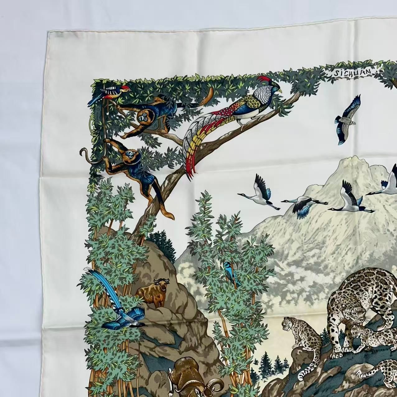 HERMES エルメス カレ90 シルク スカーフ SICHUAN 四川省 動物柄