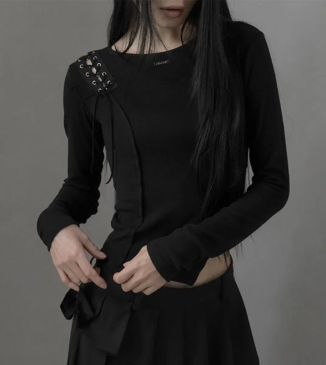 ムネム mnem Distorted Eyelet Slit Top