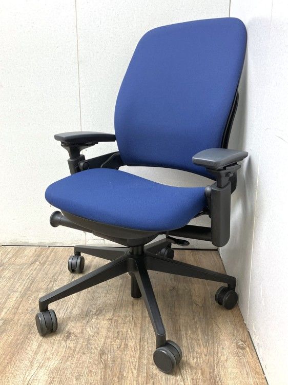 【中古品】スチールケース リープ（Leap）シリーズ 可動肘付リープV2チェア ブルー