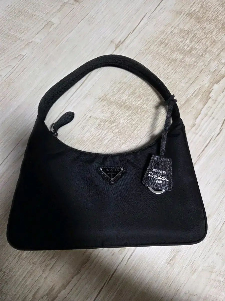 プラダ リーエディション リナイロン テスート ミニ HOBO BAG 1NE515