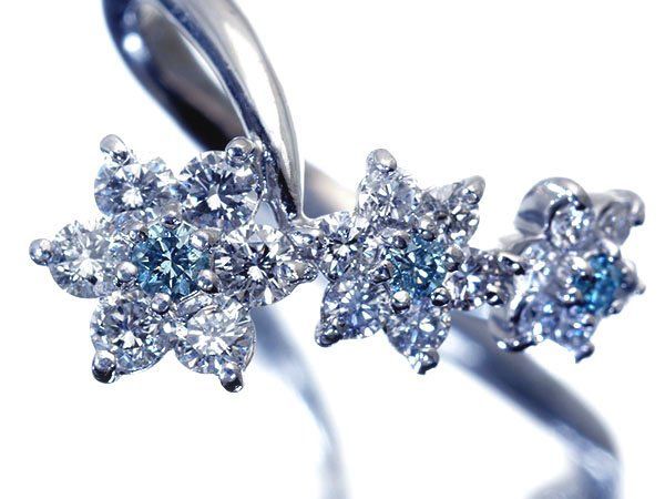 【ジュエリー極】豪華３連フラワー輝く！極上アイスブルーダイヤモンド0.13ct＆脇極上ダイヤ0.70ct 高級K18WGリング h8502iil【送料無料】